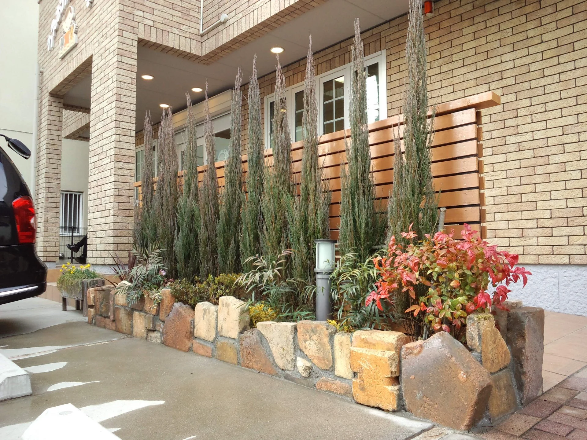 駐車スペースまわりの外構と植栃